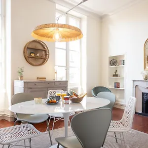 Appartement Intra-muros, Vue Palais Des Papes, Avignon